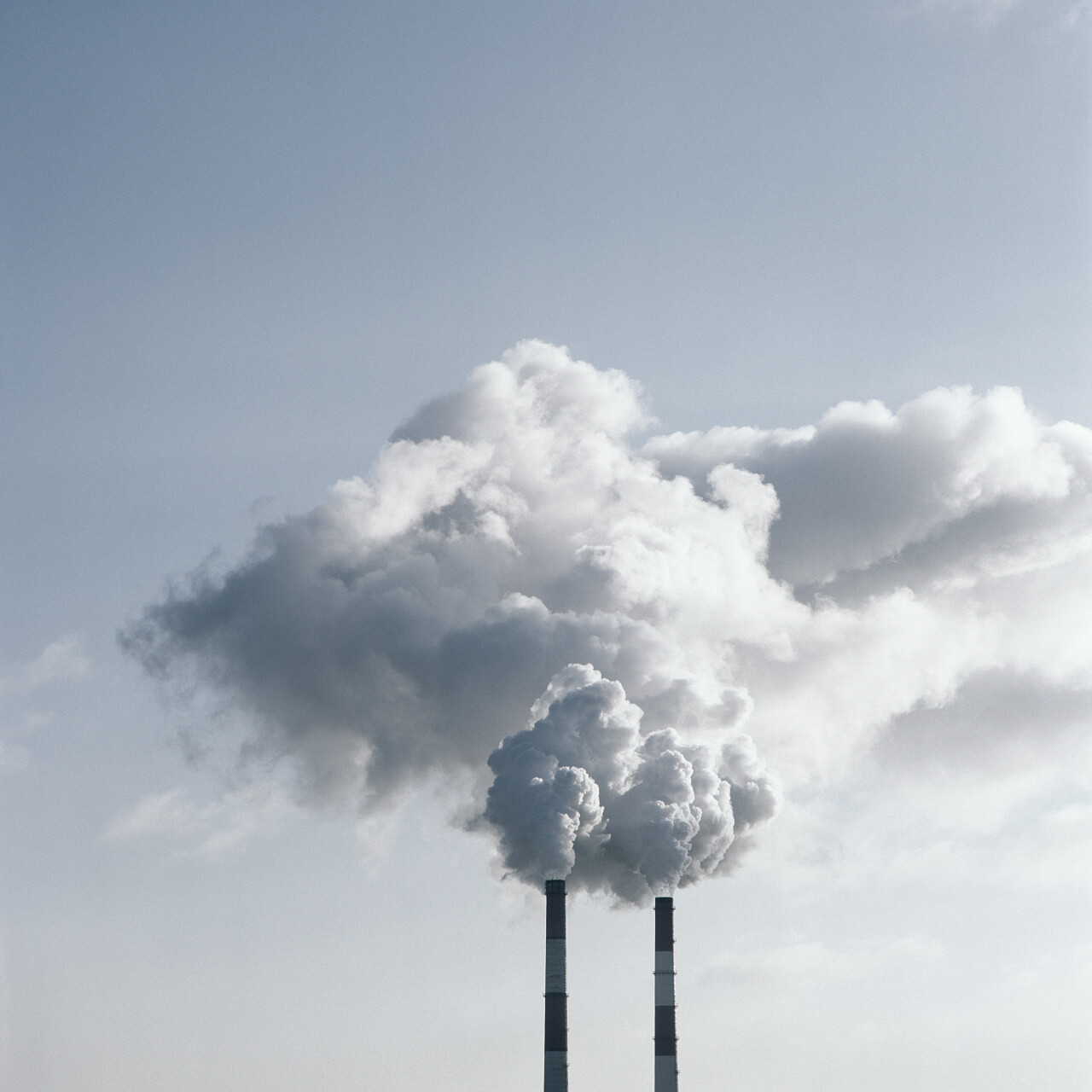 两个工厂烟囱冒出的烟造成空气污染