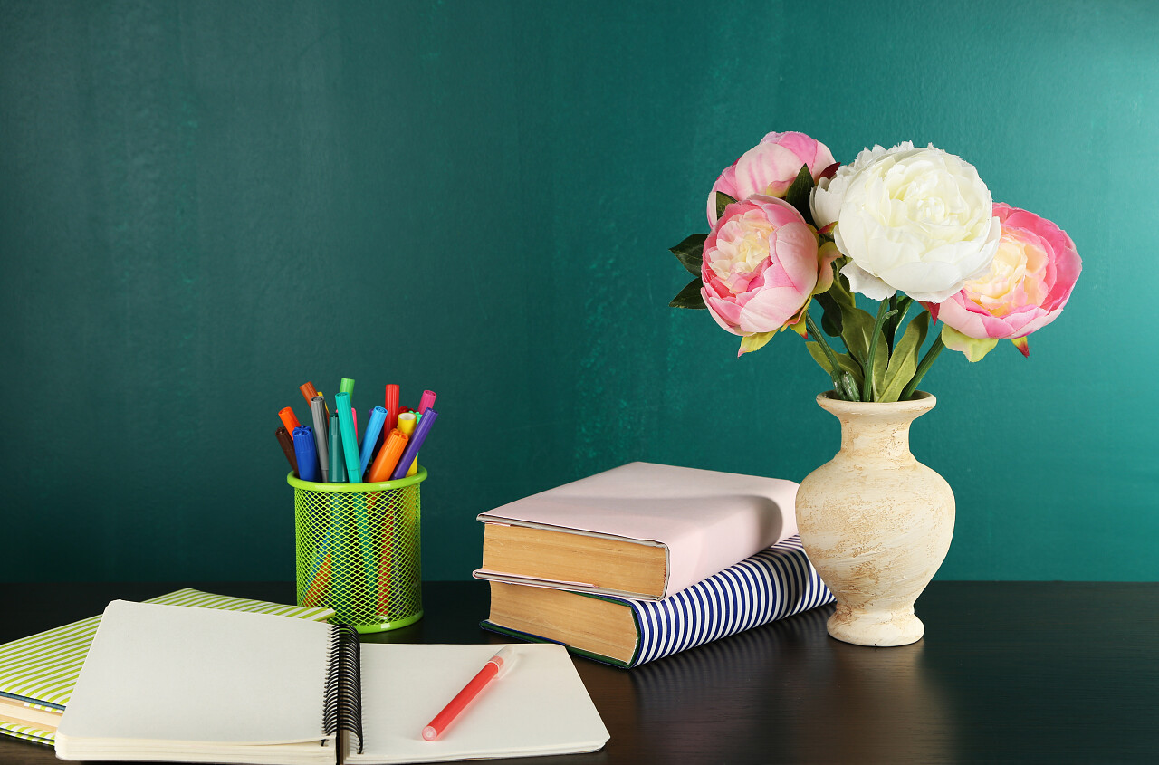 作文与书和花绿色黑板背景上