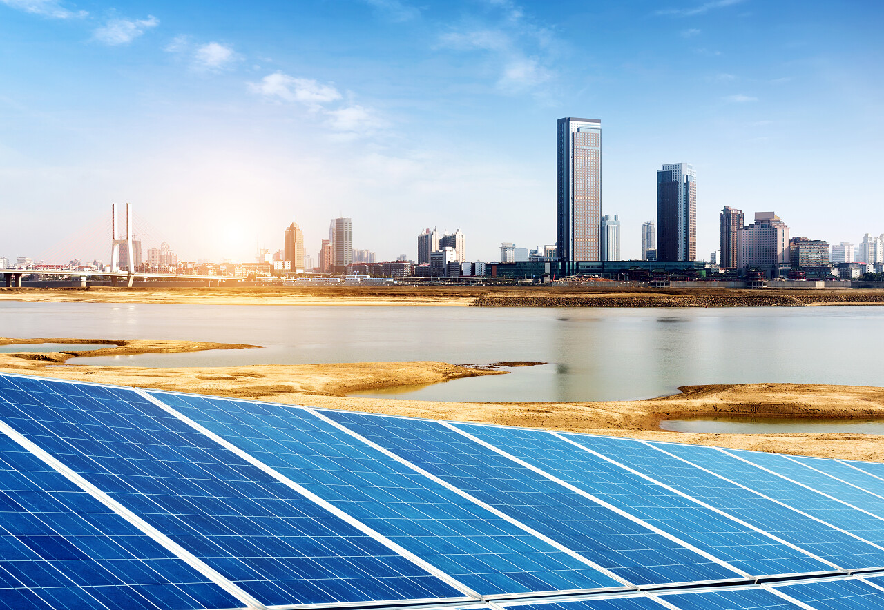城市背景太阳能电池板