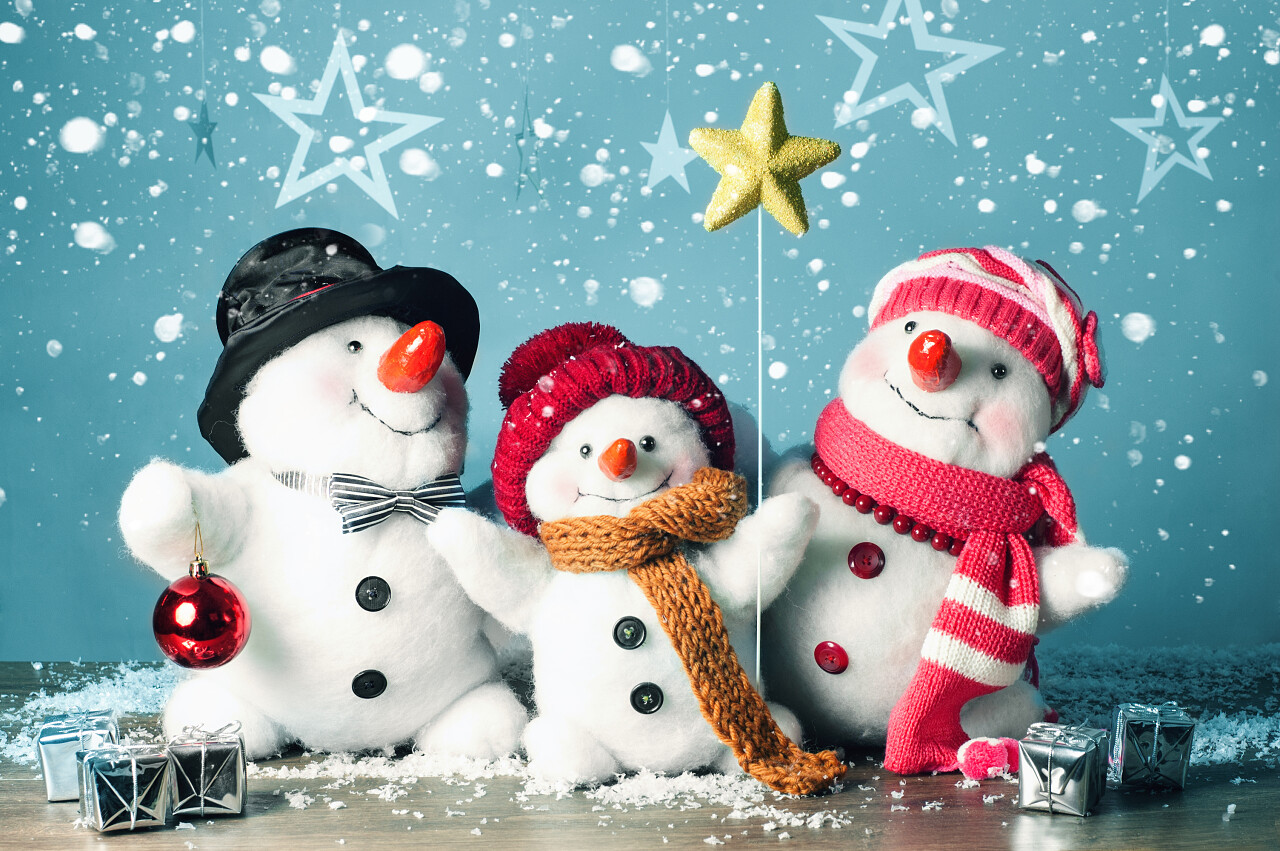 在雪地里的快乐雪人家庭二十四节气立冬小雪大雪冬至小寒大寒