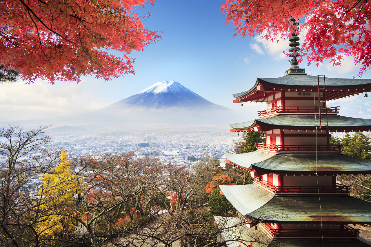 日本蓝天背景下的富士山圣山日本旅游图片