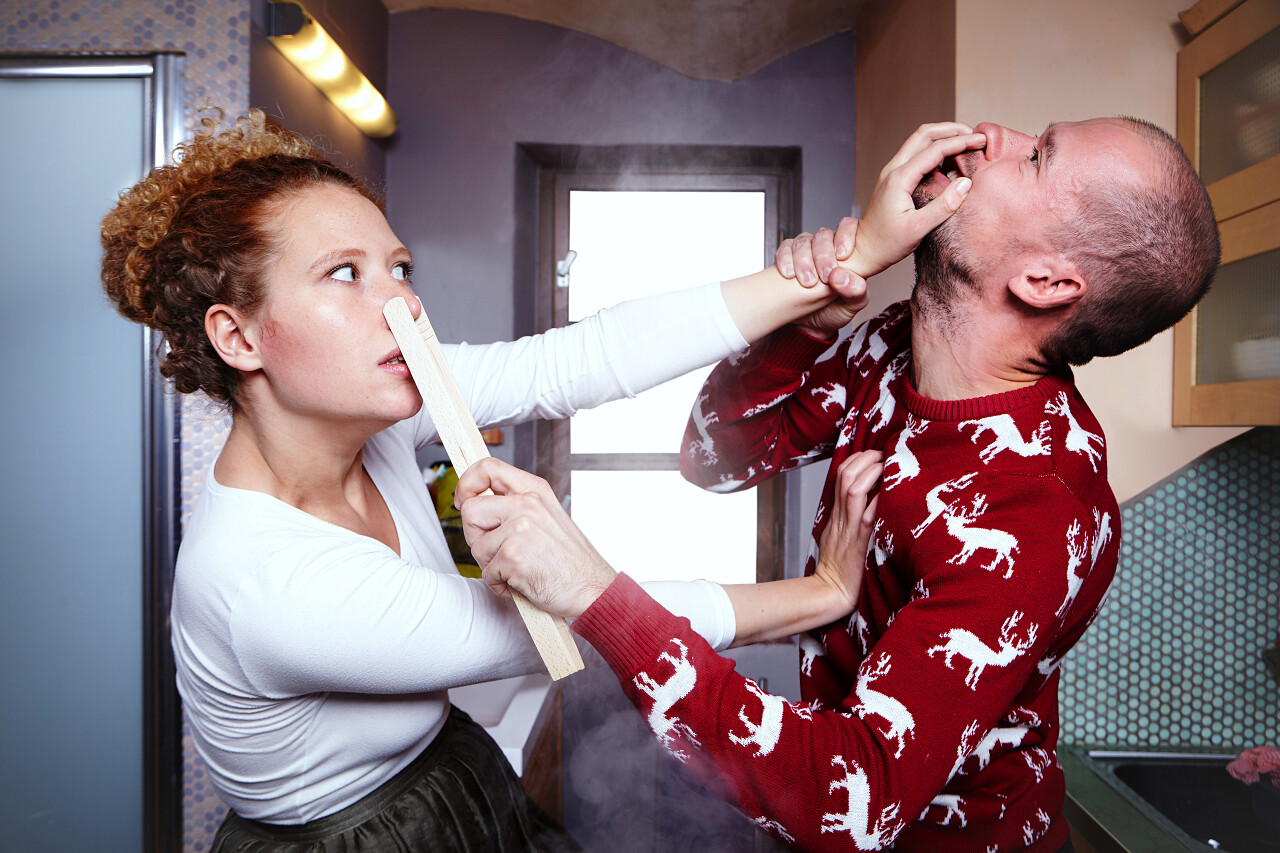 在公寓厨房打架