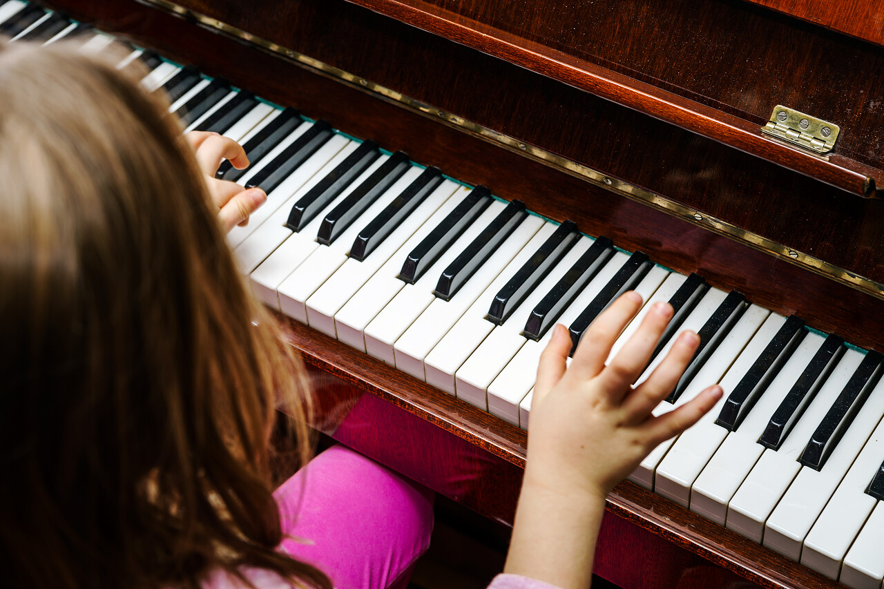 小女孩学习弹钢琴
