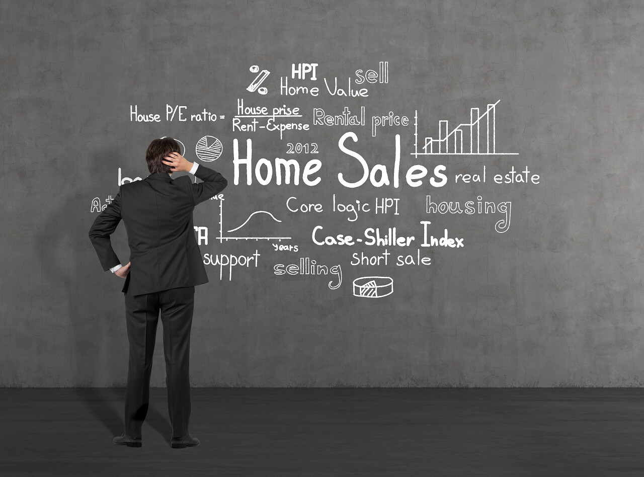 看着房屋销售的商人