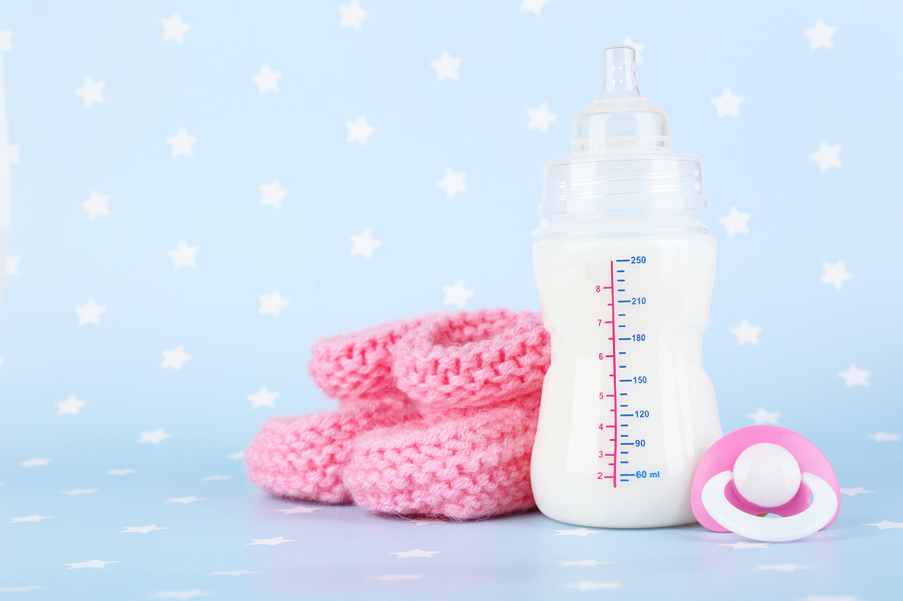 蓝色背景上的婴儿用品