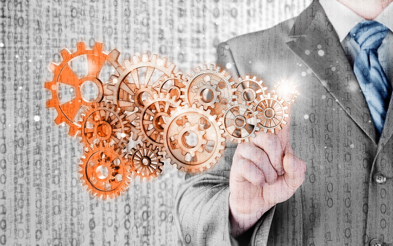 商人的手触摸到成功概念的齿轮