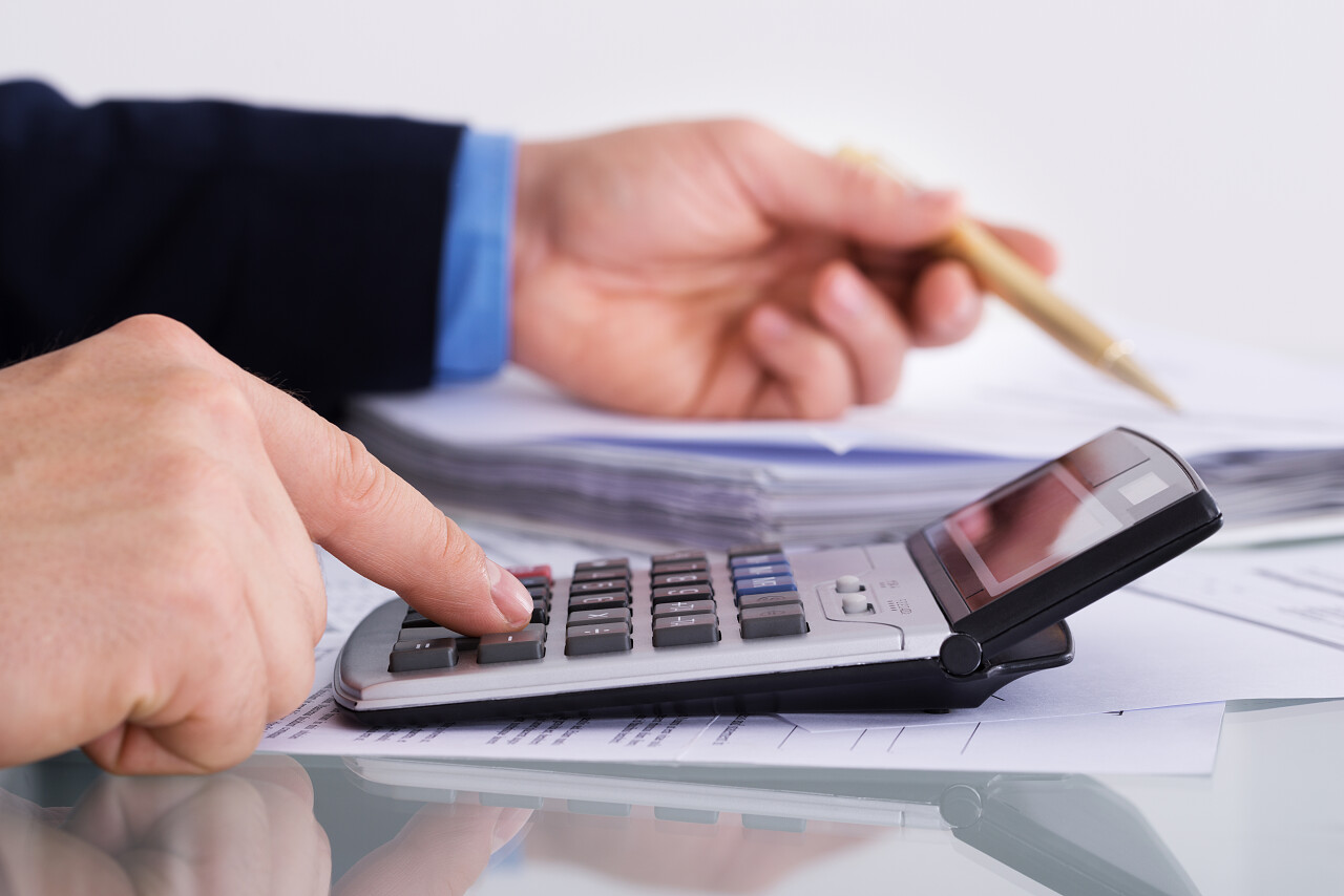 商人使用计算器