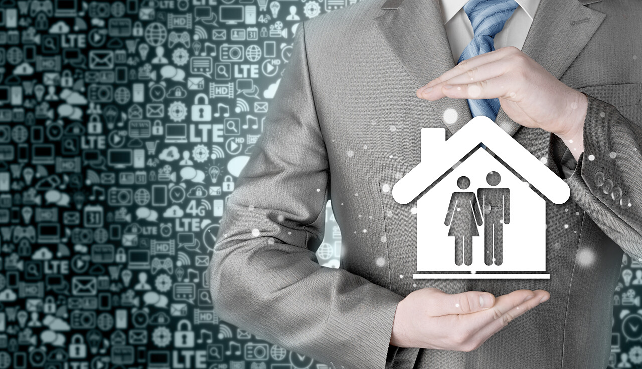 拿着房子的房产经纪人