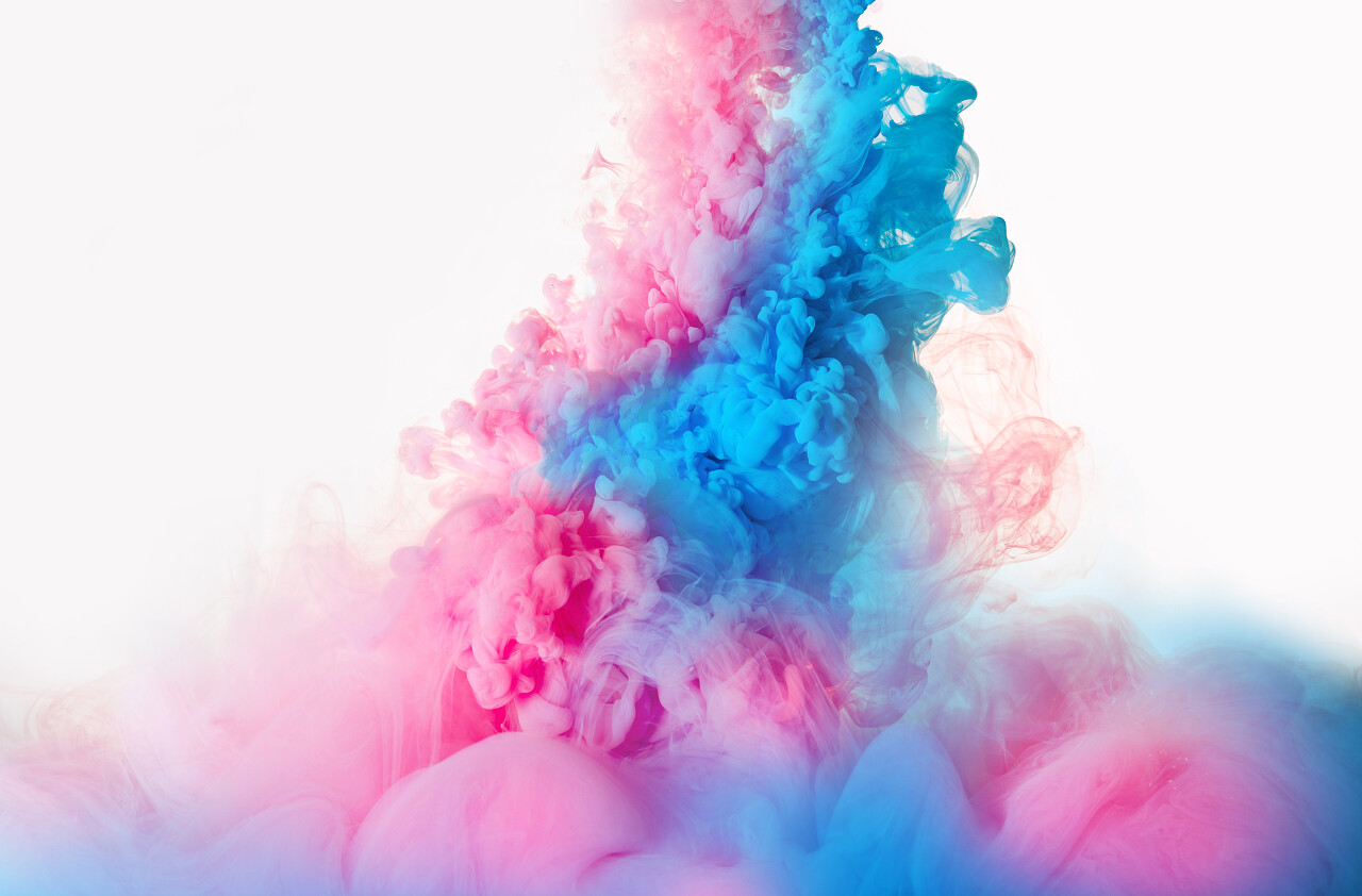 粉红色和蓝色烟雾