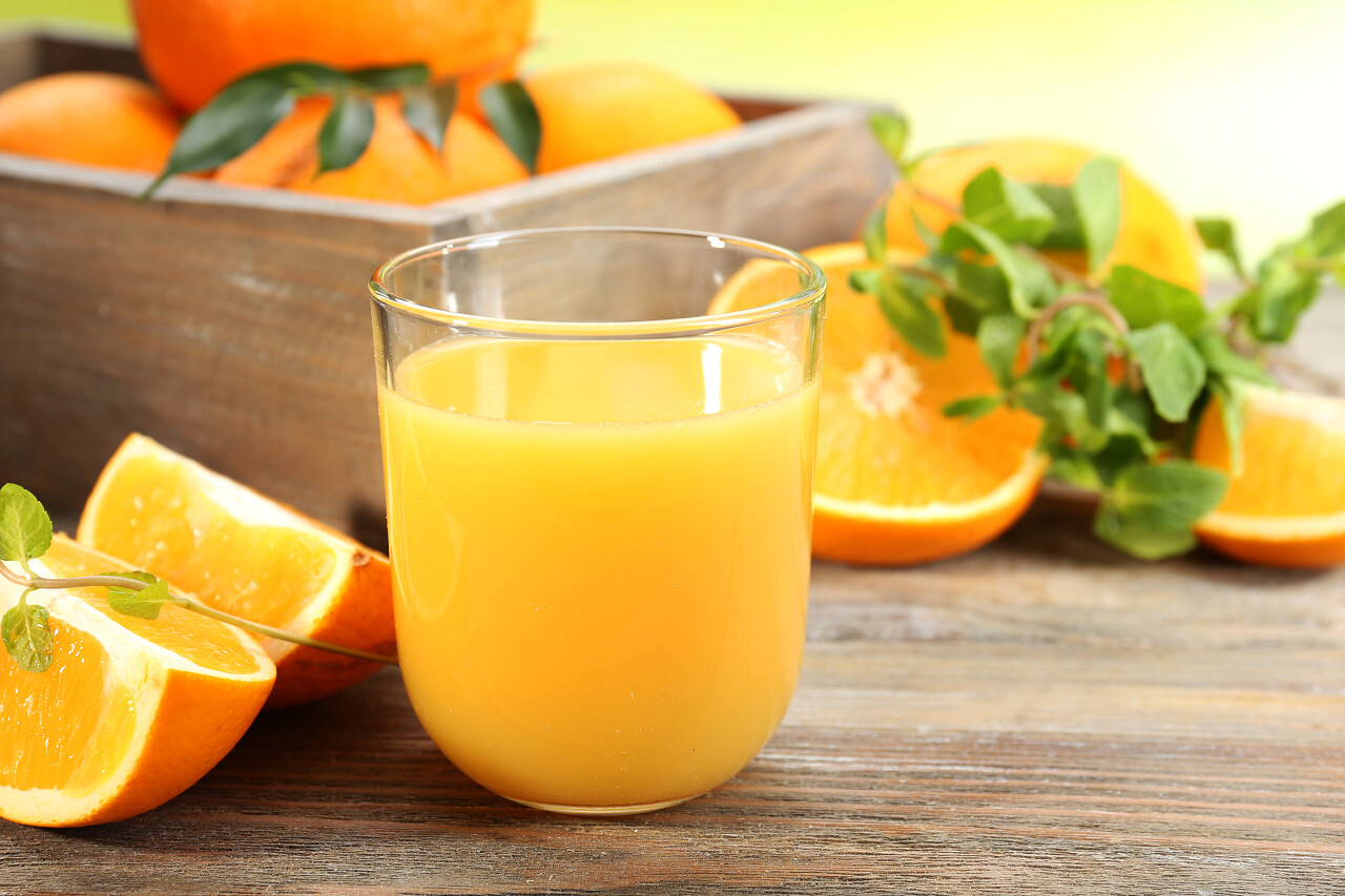 桌子上的新鲜橙汁