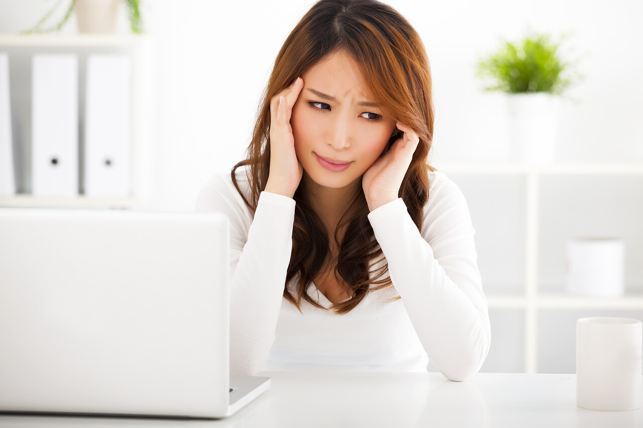 坐在电脑面前烦恼的女人