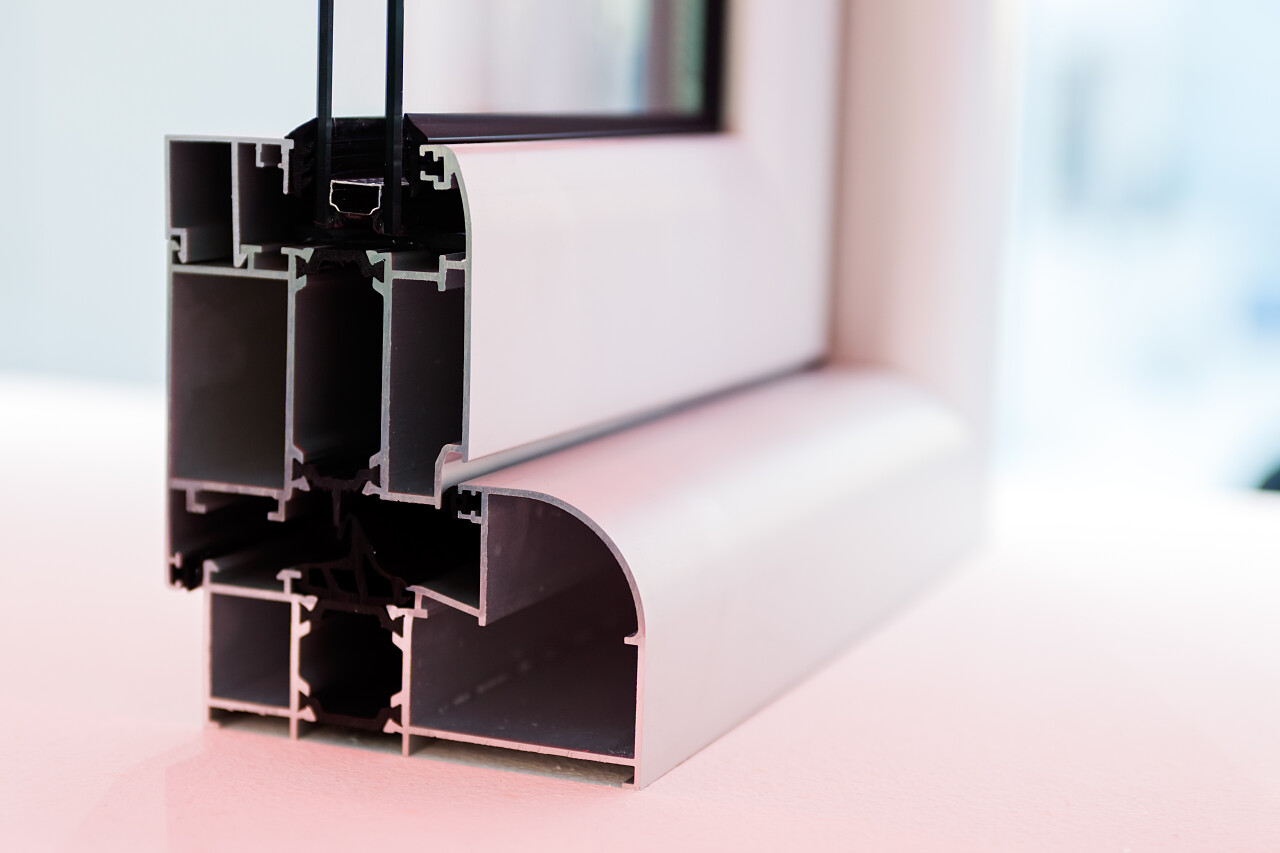 与金属玻璃和保温门窗型材的切割