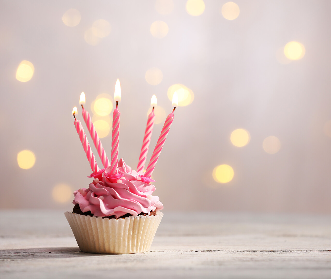 在明亮的背景上的桌上美味的生日蛋糕