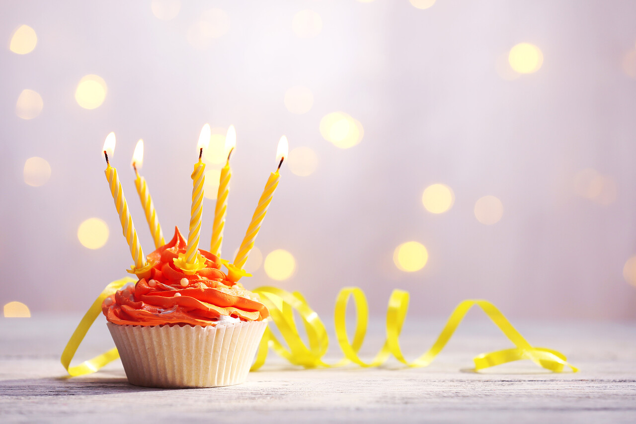 在明亮的背景上的桌上美味的生日蛋糕