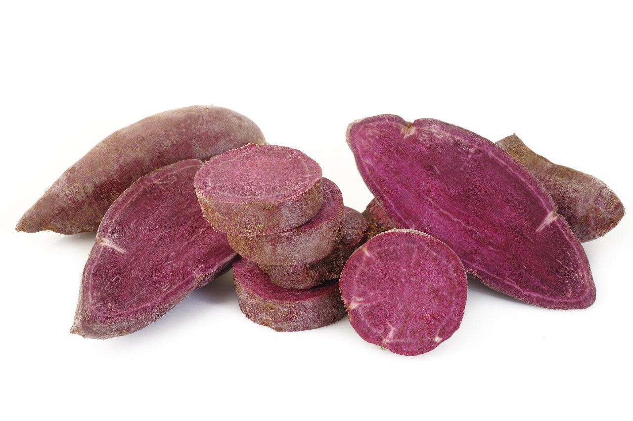 白色背景的紫色红薯