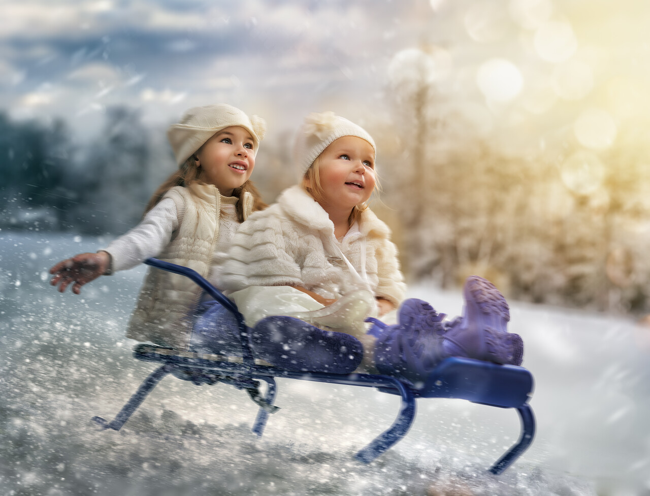 做在雪橇上的儿童