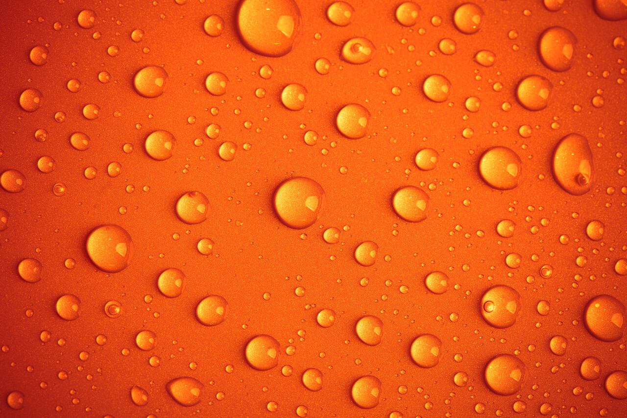 彩色背景上的水珠