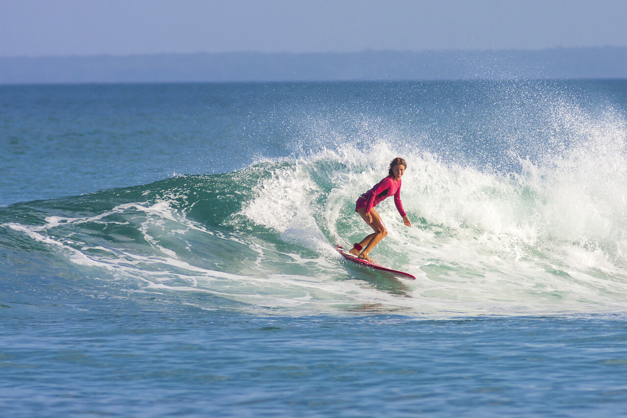 女子在海面上冲浪