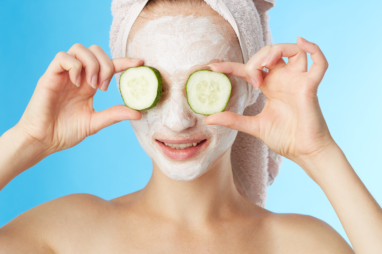 正在护肤的女性人物