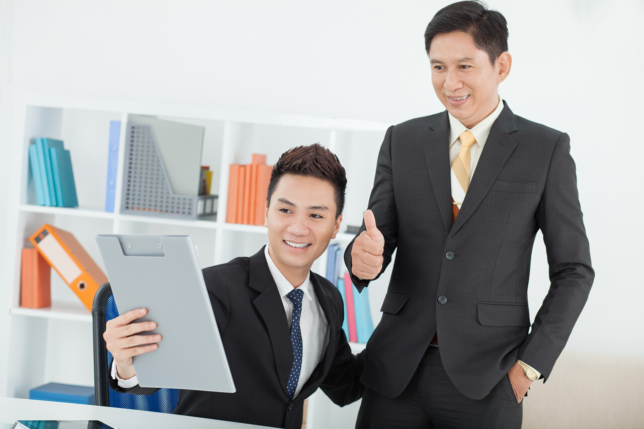 领导称赞他的年轻同事