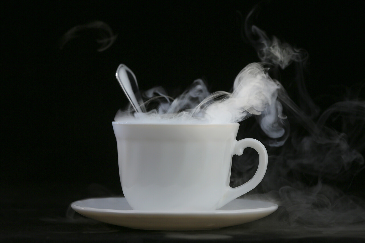 冒着水蒸气的杯子