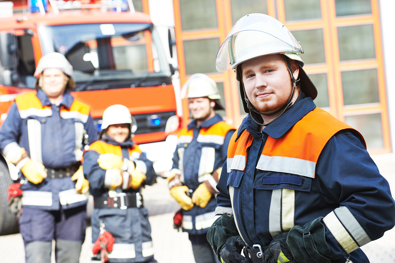 在消防车机前的消防队员