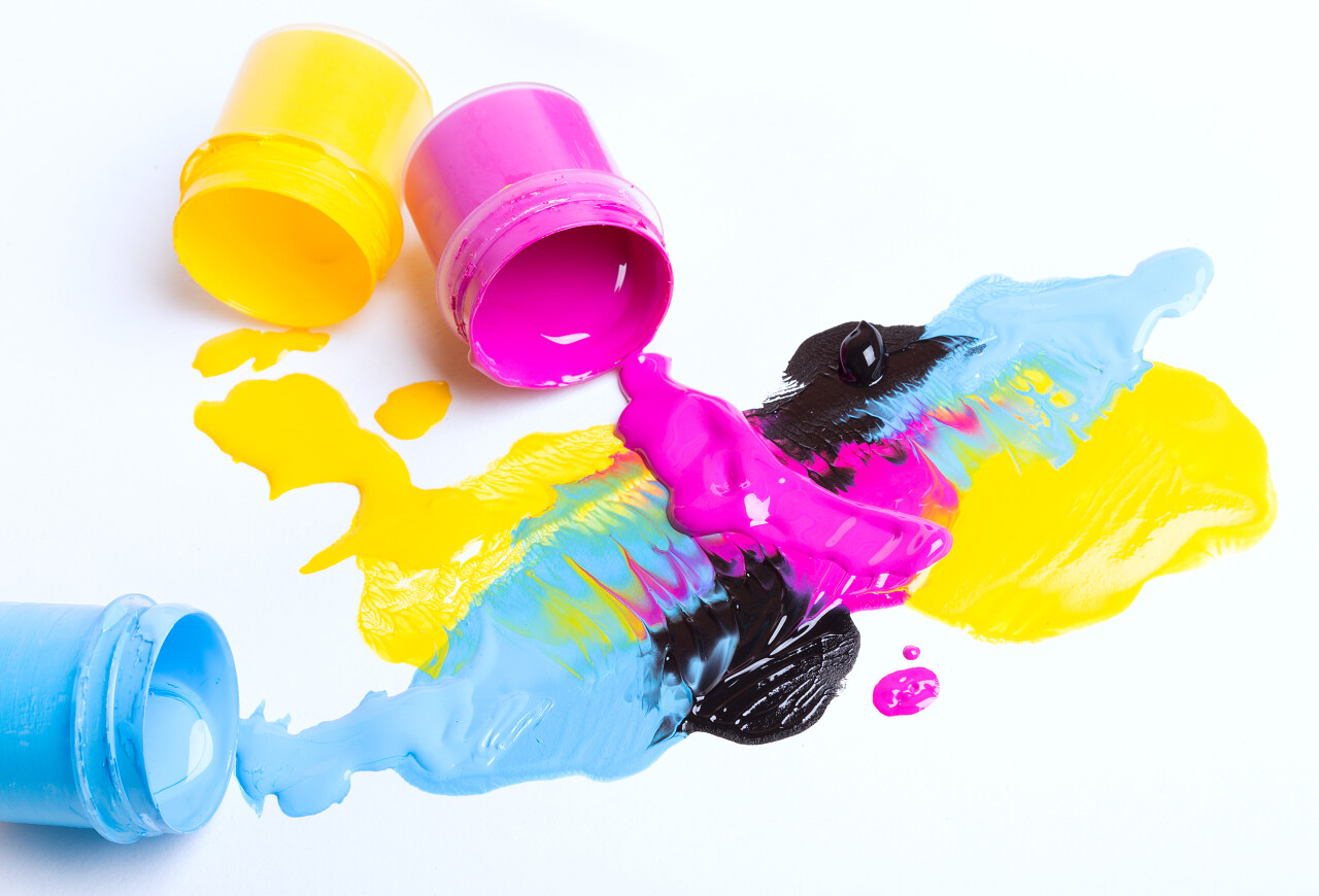 在白色背景上的油漆罐