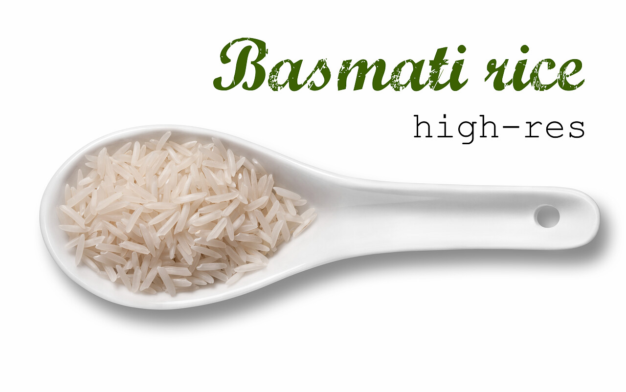 高分辨率产品摄影的种子在白色瓷勺白色背景与您的文本的地方