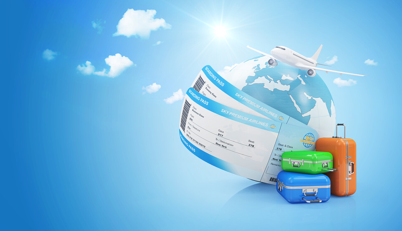 地球地球与航空登机牌票行李和飞行客机在渐变蓝色背景与云和太阳.