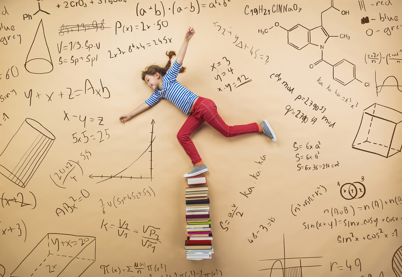 可爱的小女孩在一块大黑板学习学习提升