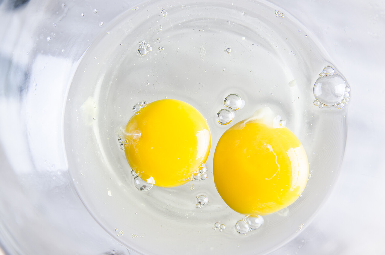 打鸡蛋蛋黄和蛋白质在白色碗里