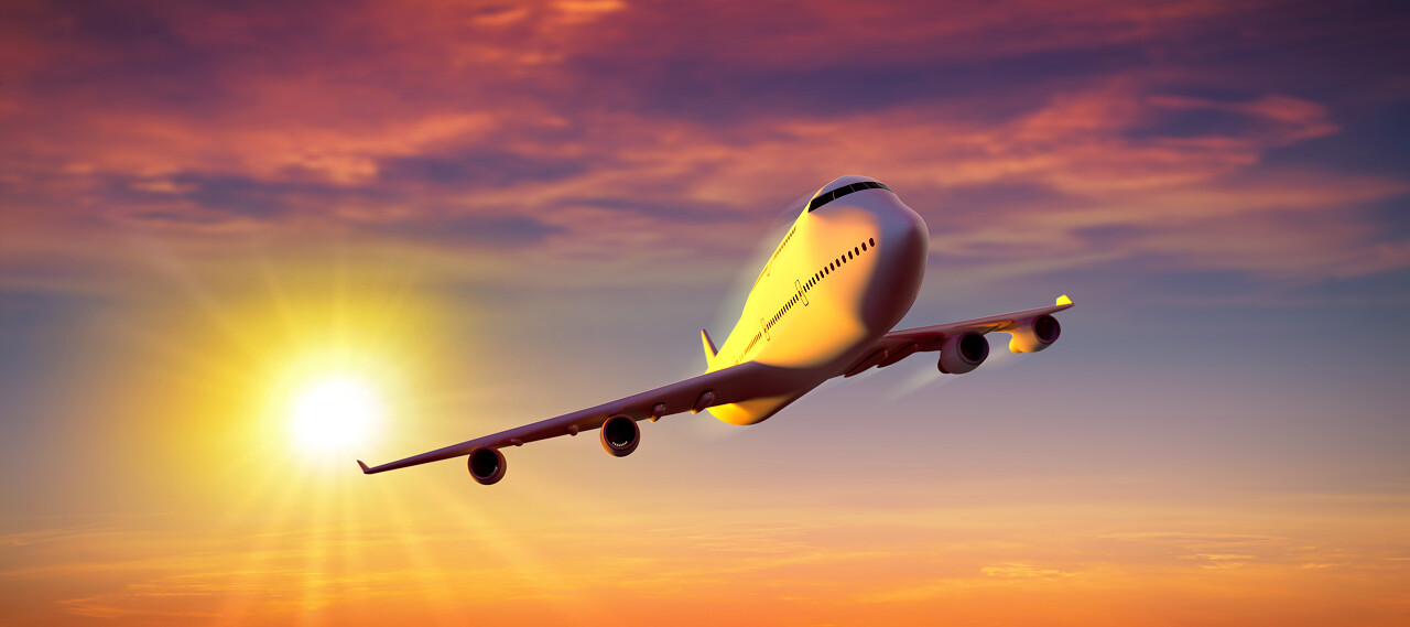 夏季阳光背景下飞机飞行