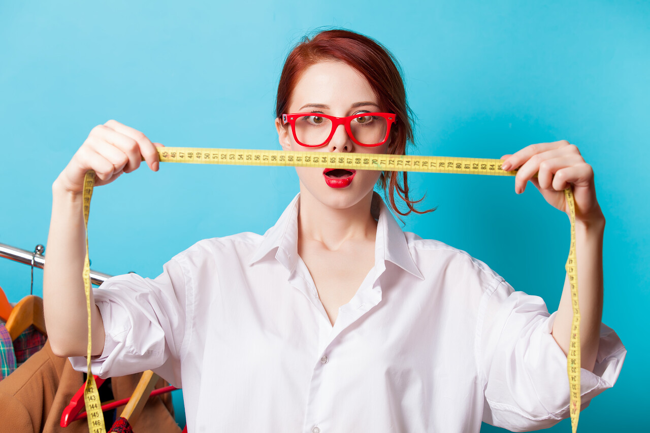 查看皮尺刻度的女人震惊