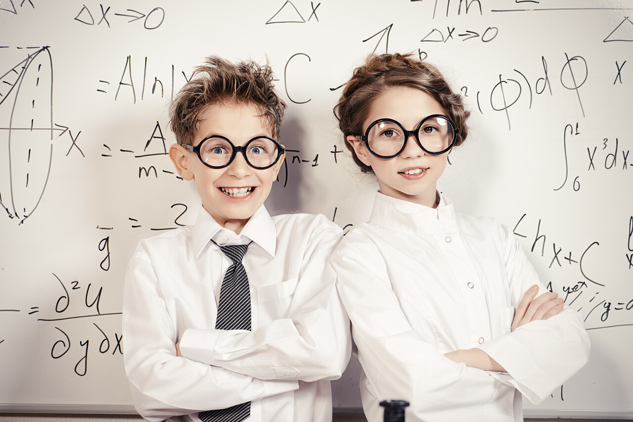 两个学生站在学校董事会在实验室里科学和教育.