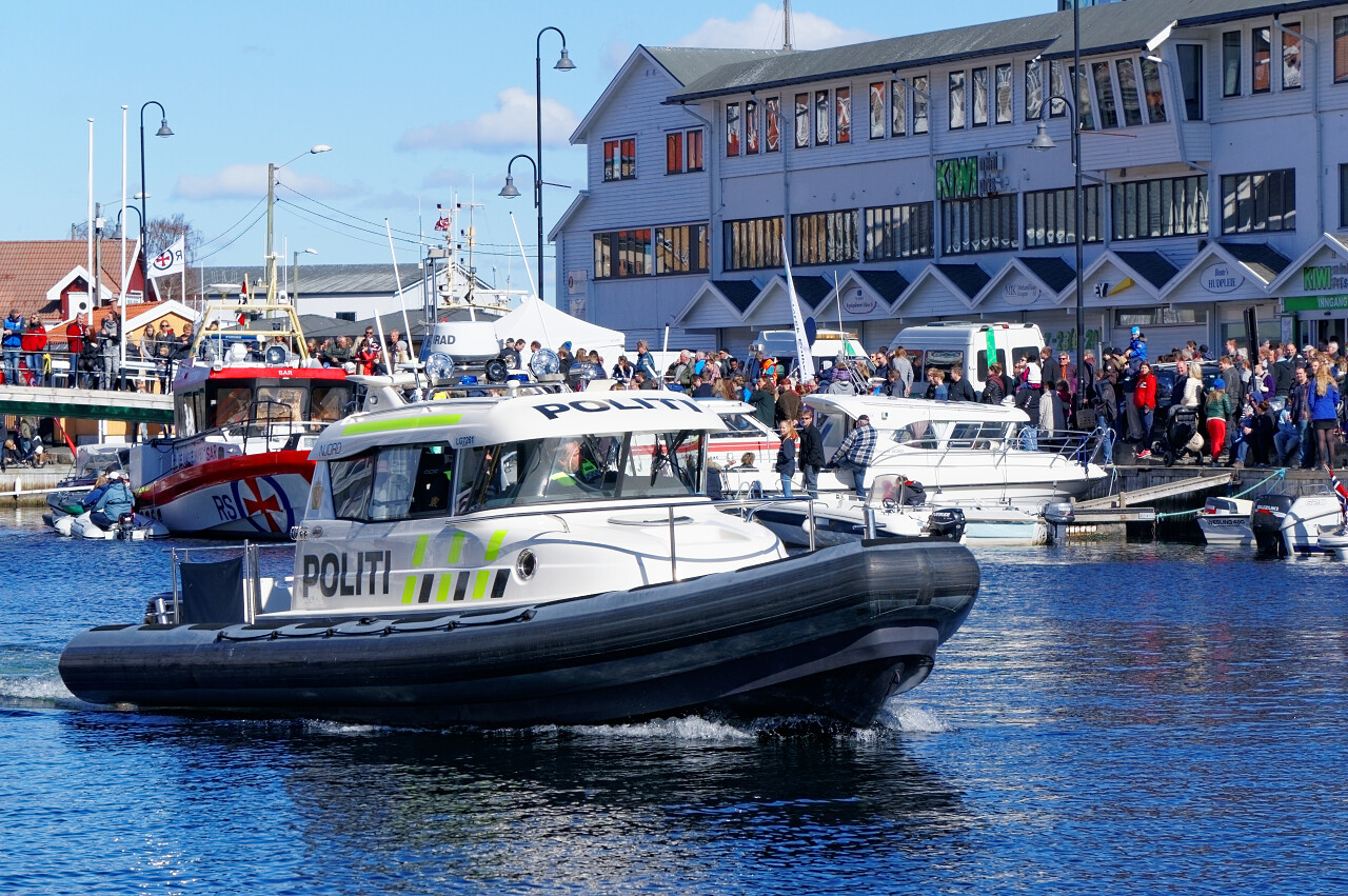 挪威警察乘坐快艇在春季跳入水中的比赛中巡逻