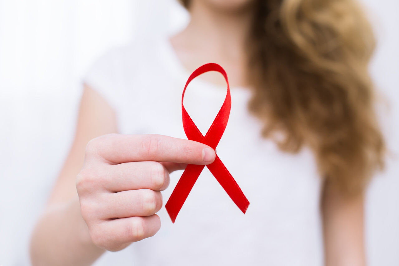艾滋病认识红丝带在手里的女人