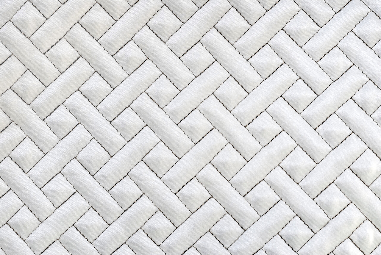 白色缝合背景的特写.