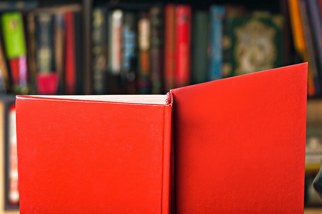书架背景上的红皮书读书分相会阅读世界读书日