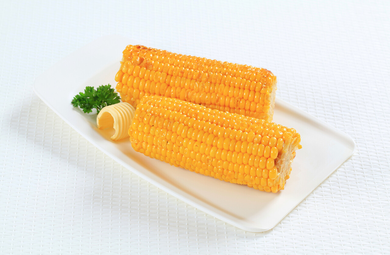 玉米棒上的烤玉米