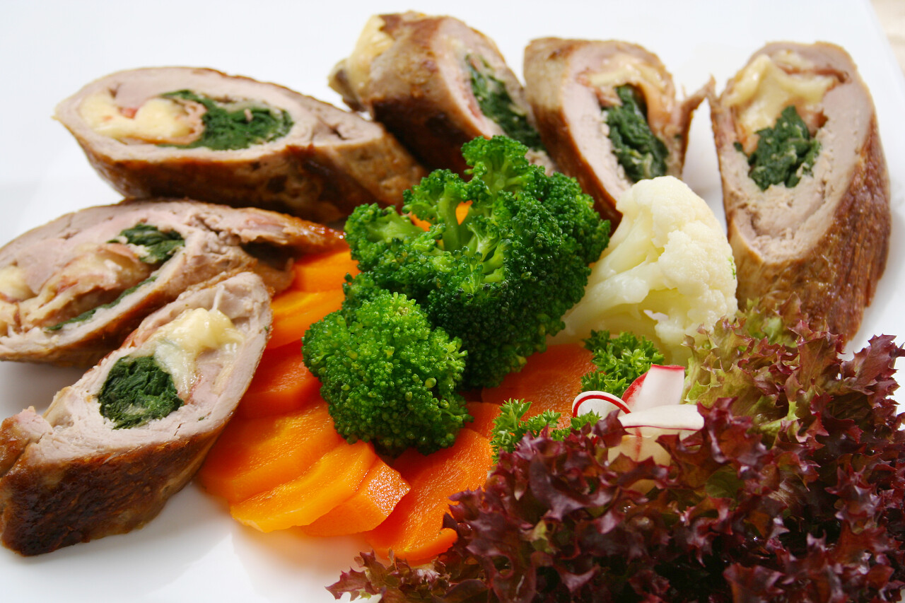 梅菜扣肉蔬菜在白板上的特写