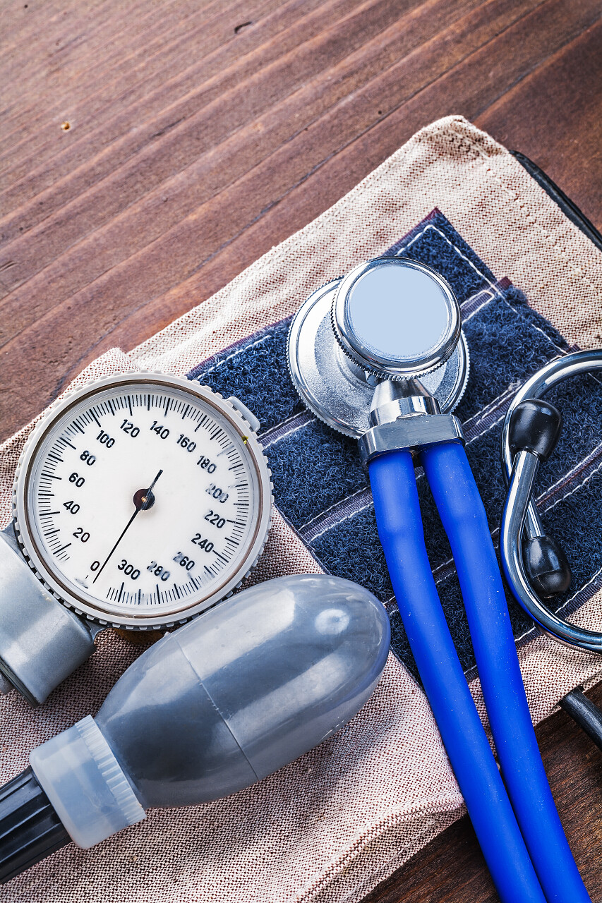 老式木板医学概念上的经典血压监测仪和听诊器