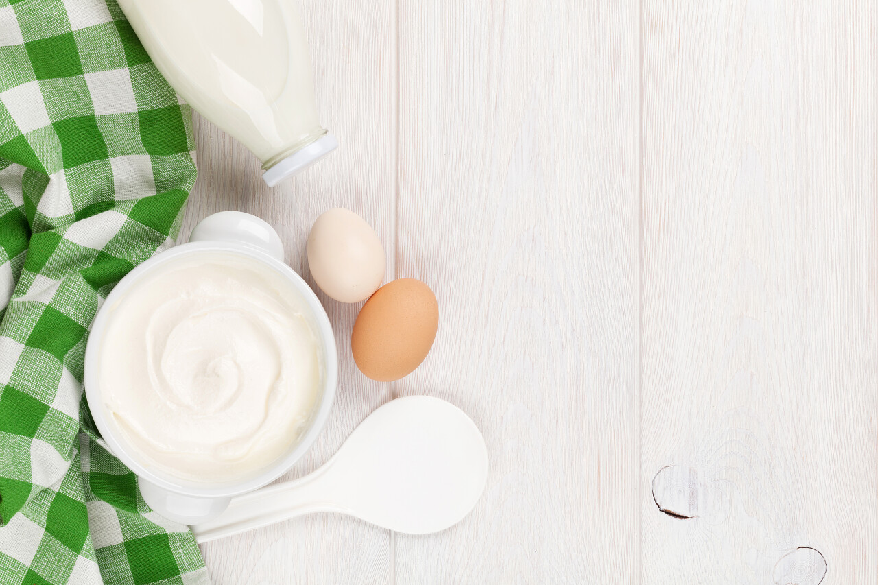 碗里的酸奶木桌上的奶瓶