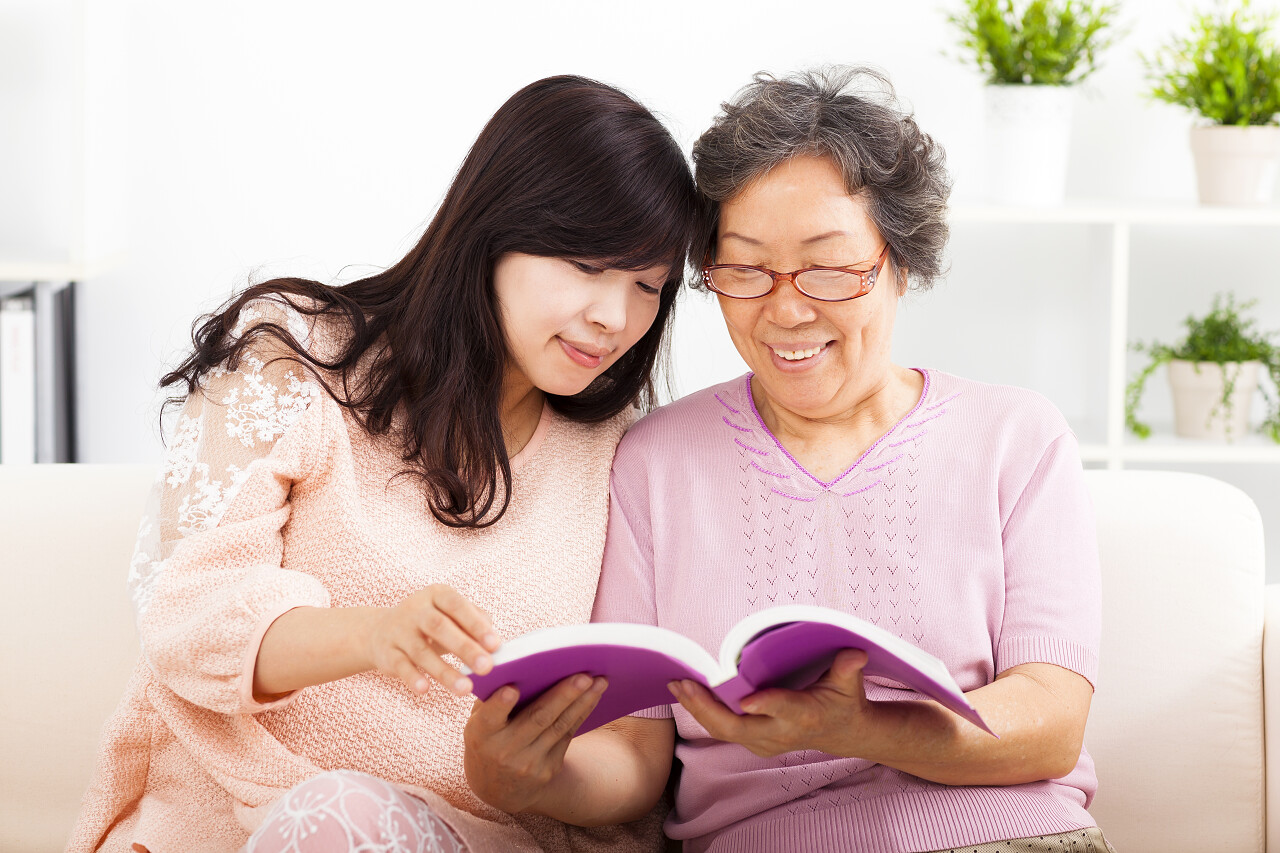 幸福的母亲和她的女儿看书母亲节