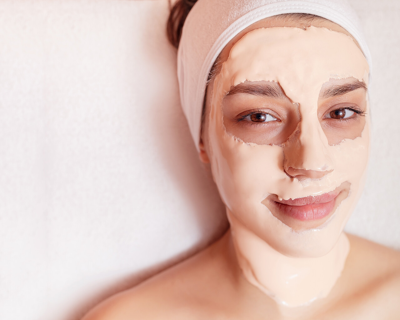 美丽的年轻女子让面膜美容美发