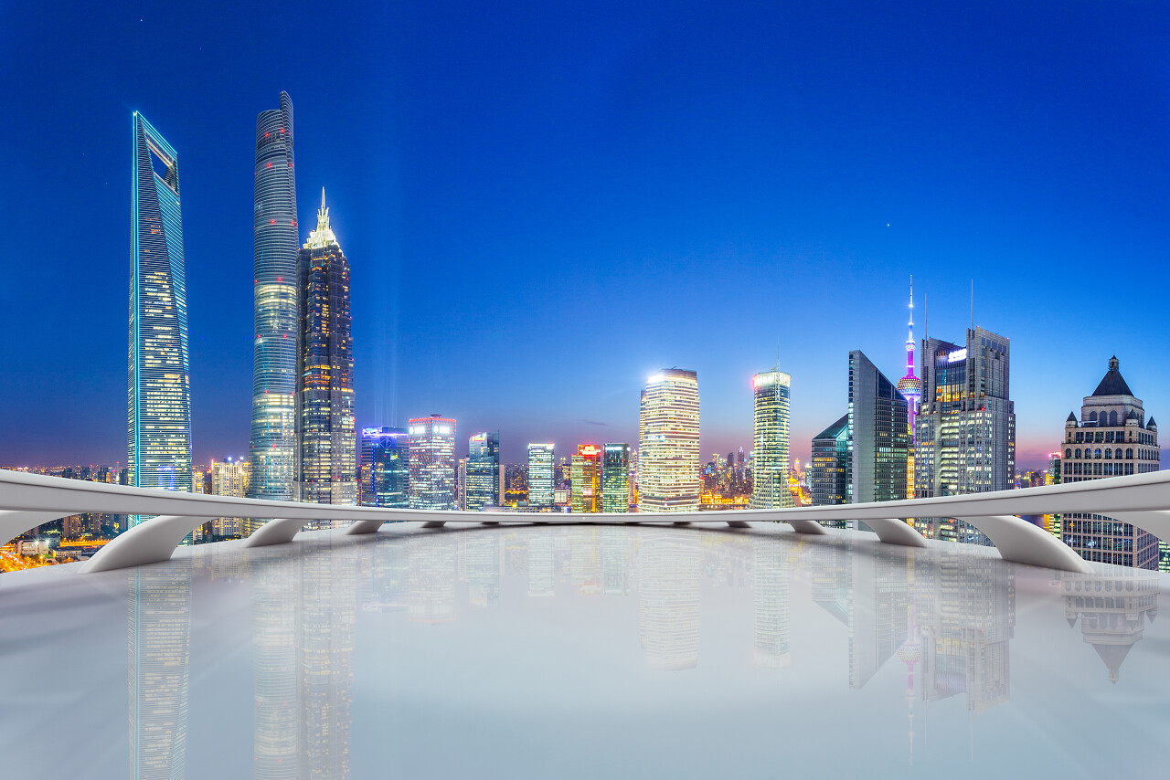 现代城市天际线照明摩天大楼从未来的办公大楼内部看