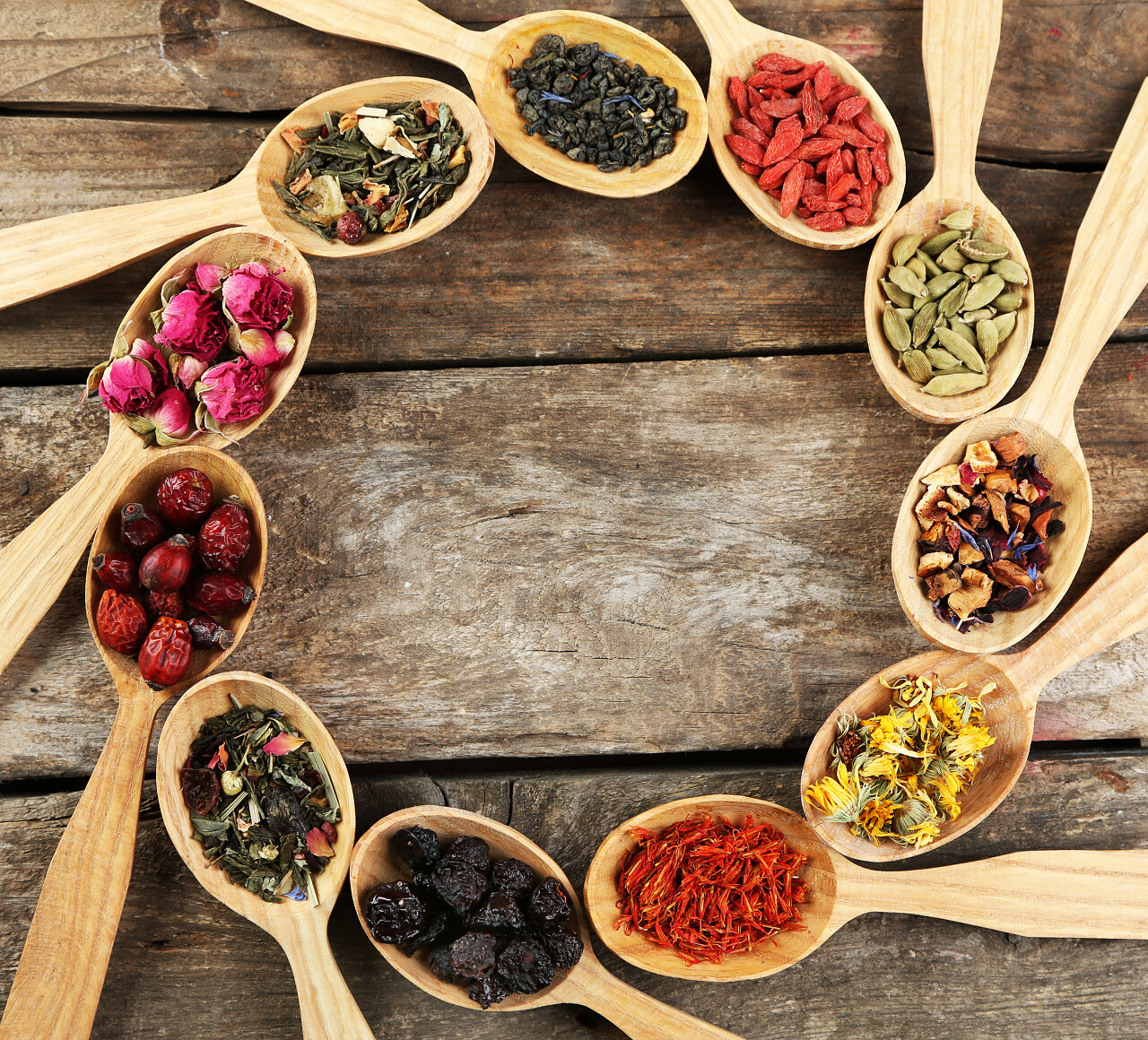 茶和天然添加剂在木制的勺子，