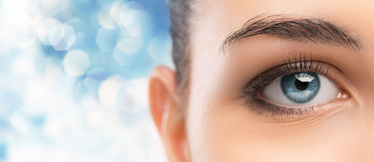 美丽的女人的蓝眼睛特写看相机眼部整形