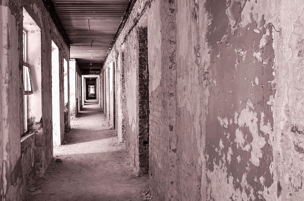 旧被遗弃的房子