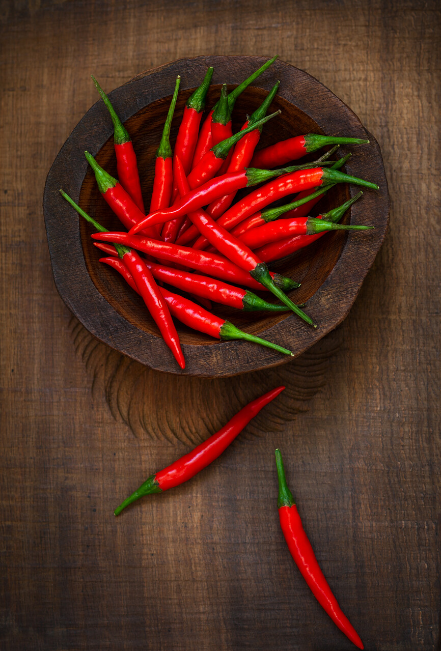 木碗里的红辣椒