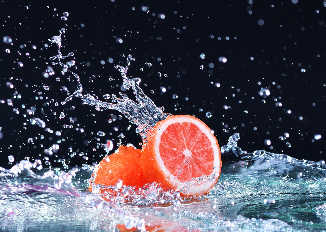 葡萄柚与飞溅的水